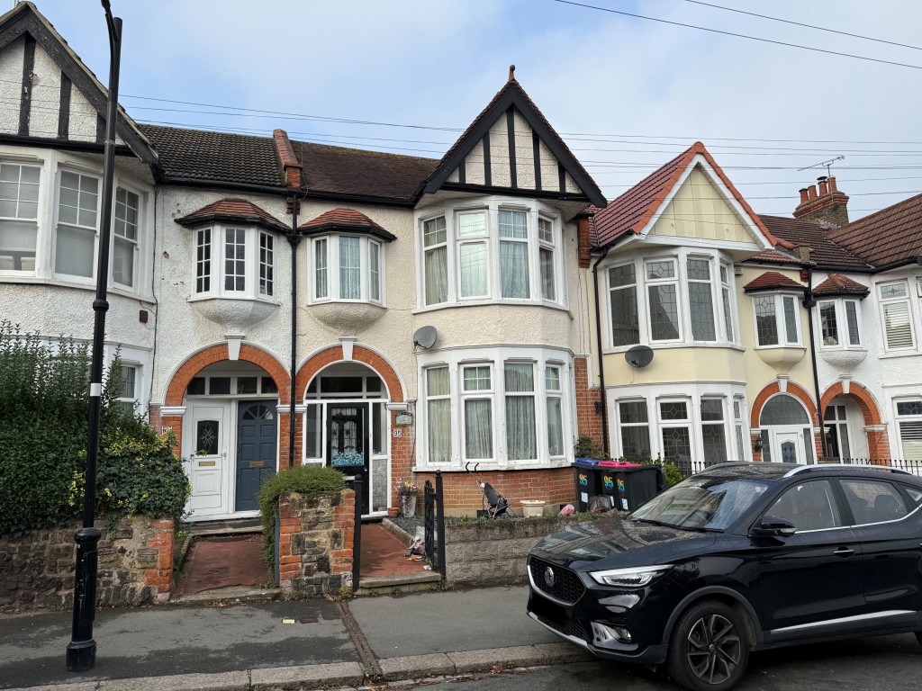 Lot: 142 - THREE-BEDROOM MID-TERRACE HOUSE FOR IMPROVEMENT - Front of property